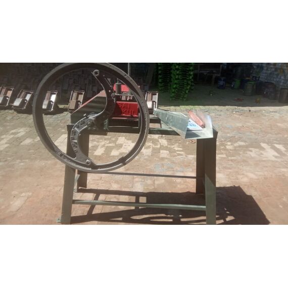 MANUAL STRAW CUTTING MACHINE